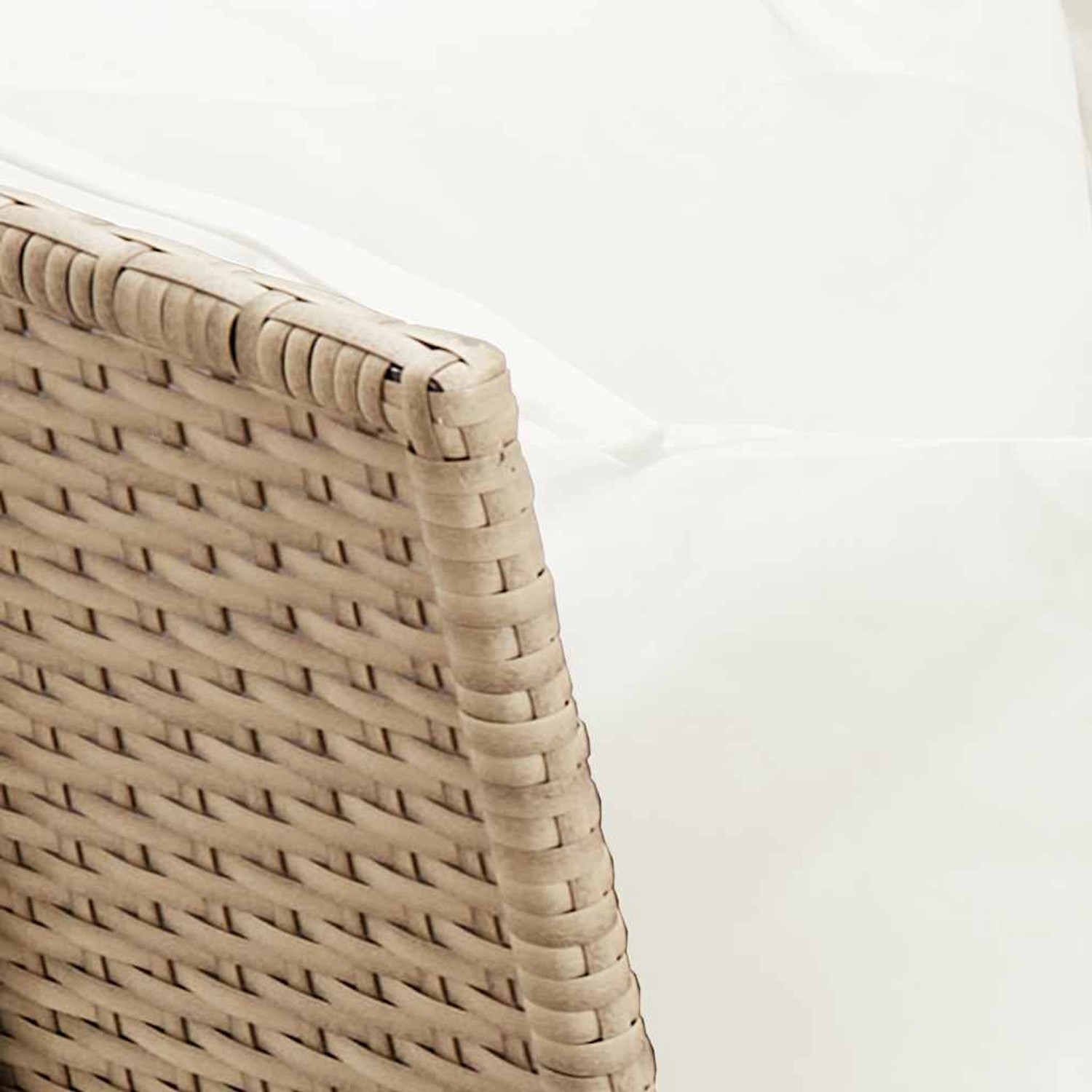 Detailaufnahme: Beige Poly Rattan Garten-Sofagarnitur mit cremeweißen Kissen.