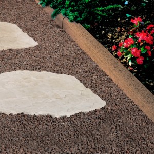 Abgerundeter, brauner Kann Rasenkantenstein aus Beton (100 cm) als Beetbegrenzung im Garten.