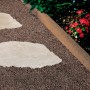 Abgerundeter, brauner Kann Rasenkantenstein aus Beton (100 cm) als Beetbegrenzung im Garten.