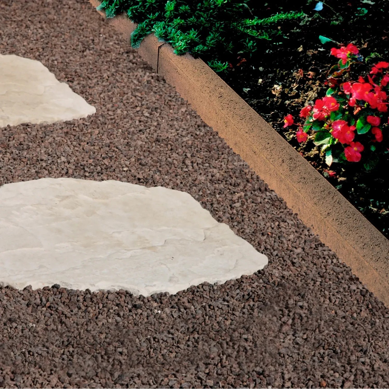 Abgerundeter, brauner Kann Rasenkantenstein aus Beton (100 cm) als Beetbegrenzung im Garten.