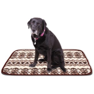 Bestlivings Tierdecke Lammflor creme gemustert, 90x140 cm. Hund sitzt auf der Decke.