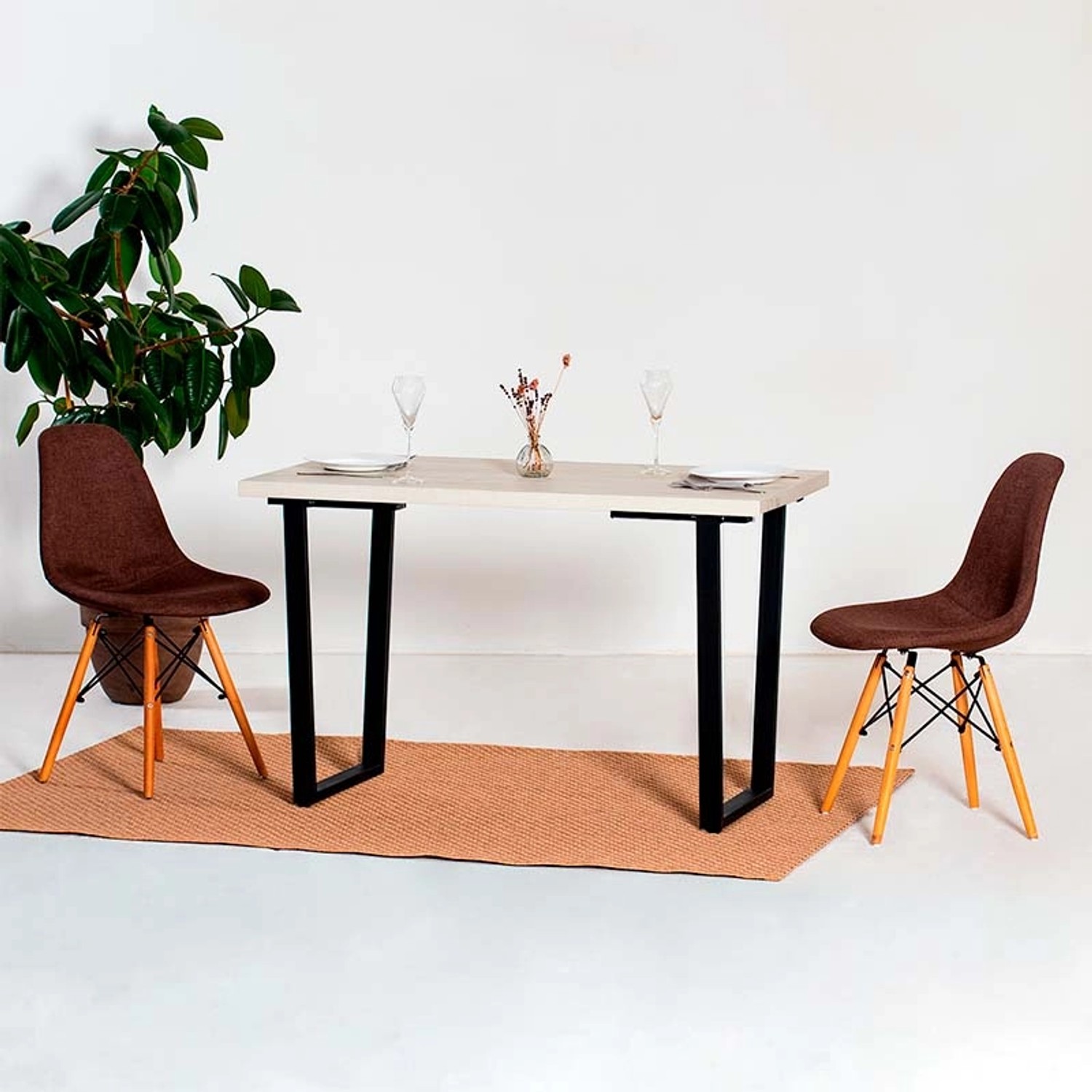 Esstisch mit holz4home Trapez Tischgestell aus schwarzem Metall, 2er Set.