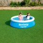 Blauer Bestway Fast Set Pool mit spielenden Kindern im Garten. Quick-Up Pool.