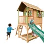 Axi Sarah Spielhaus aus Holz mit grüner Rutsche und Sandkasten für Kinder.
