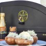 Jamestown Jaxon XL Holzkohlegrill mit Lüftungsschieber und gefüllten Champignons.