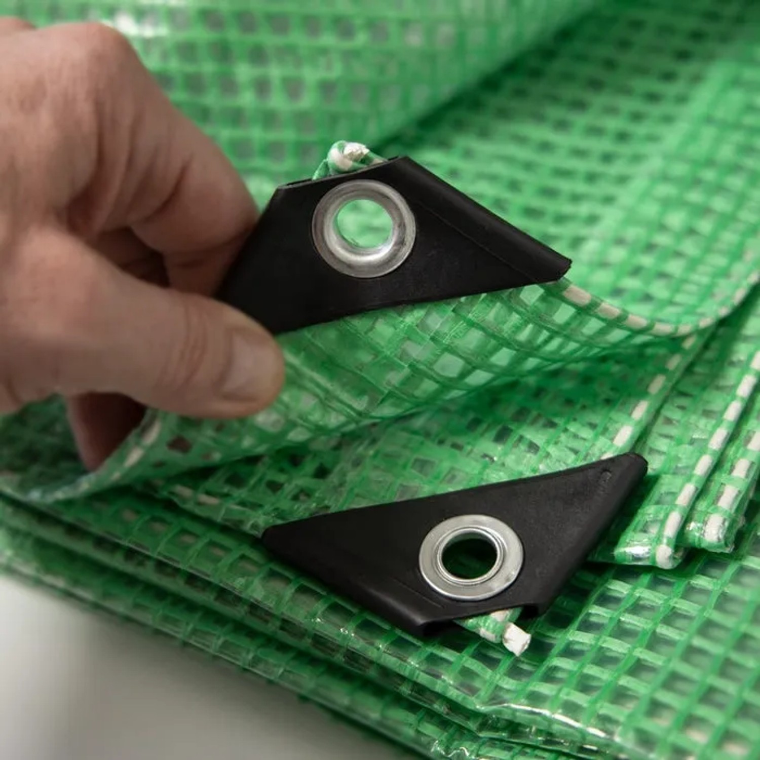 Grüne KARAT Abdeckplane Leno Extra (240 g/m²) mit Ösen, Detailansicht.