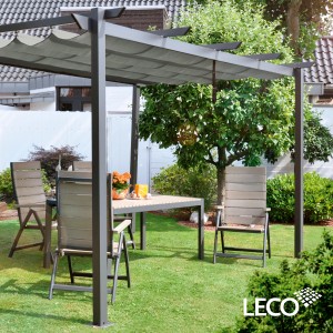 Leco Pergola 4x3 m, lichtgrau, mit Faltdach und Gartenmöbeln auf Rasenfläche.