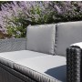Detailaufnahme des grauen Allibert Monaco Loungesets, bestehend aus Sessel und Bank mit Kissen.