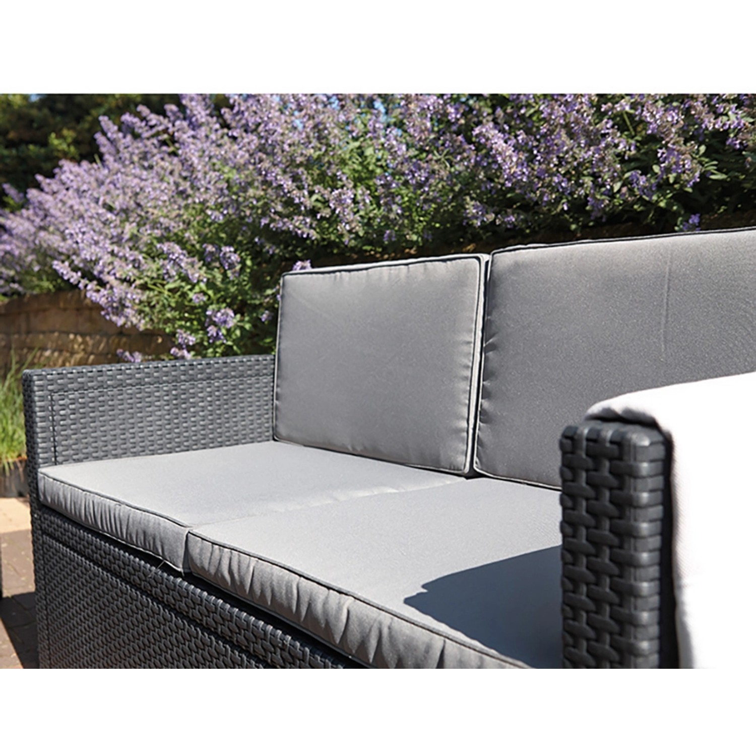 Detailaufnahme des grauen Allibert Monaco Loungesets, bestehend aus Sessel und Bank mit Kissen.