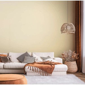 Wohnzimmer mit gelber Vliestapete von Bricoflor und weißem Sofa.