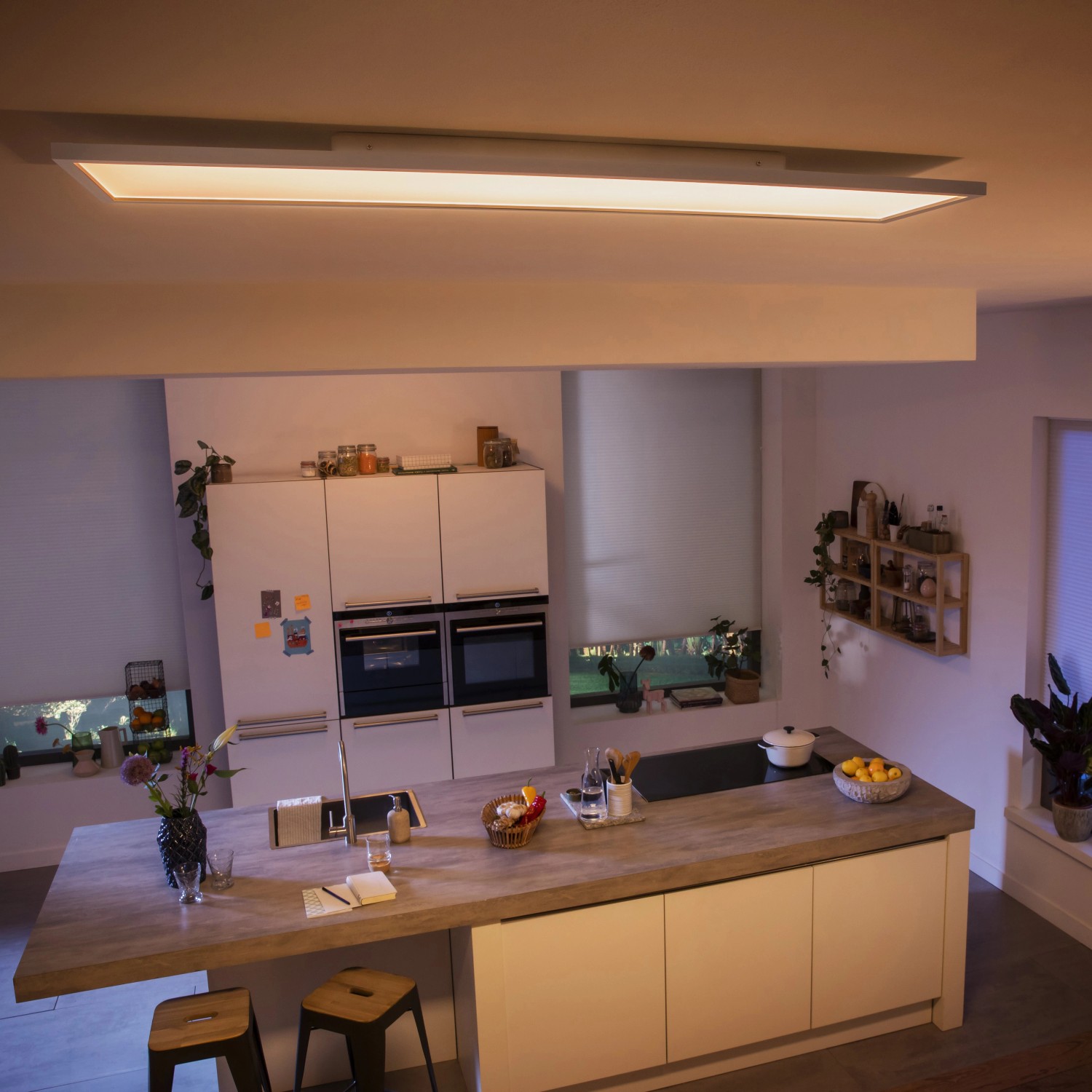Rechteckige Philips Hue Aurelle LED Deckenleuchte (120x30cm) in Weiß, montiert in einer Küche.
