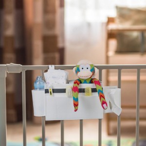 Weiße Filz Betttasche für Hochbett/Babybett mit 8 Fächern, gefüllt mit Babyflasche, Windeln, Spielzeug. Ordnungssystem.