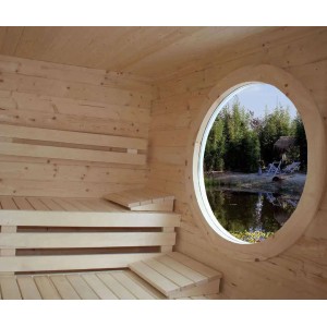 Innenansicht Finntherm Gartensauna Cubus-70 B mit Bänken und Rundfenster zum Garten.