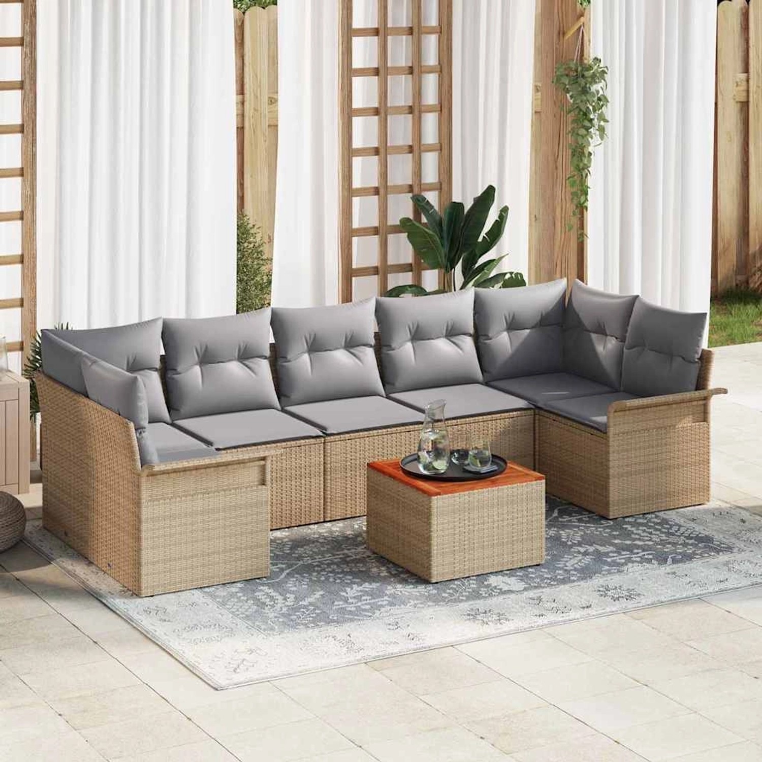 Beiges 8-teiliges Garten-Sofa-Set aus Poly Rattan mit Tisch und grauen Kissen.