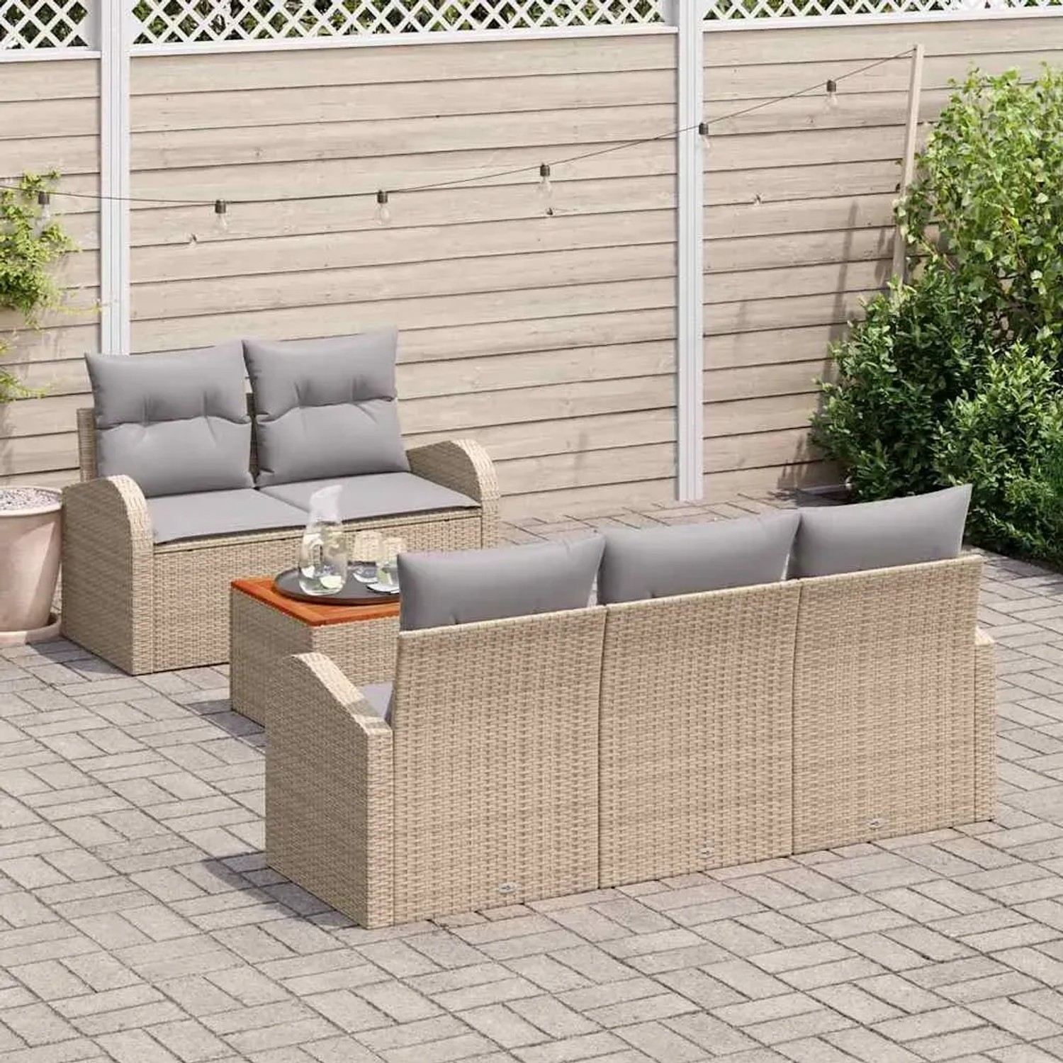 Beiges vidaXL Garten-Sofa-Set, 6-teilig, mit hellgrauen Kissen und Akazientisch für Garten oder Terrasse.