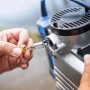 Detailaufnahme: LUX Abbruchhammer E-AHM-1700, Wartung mit Bürste.