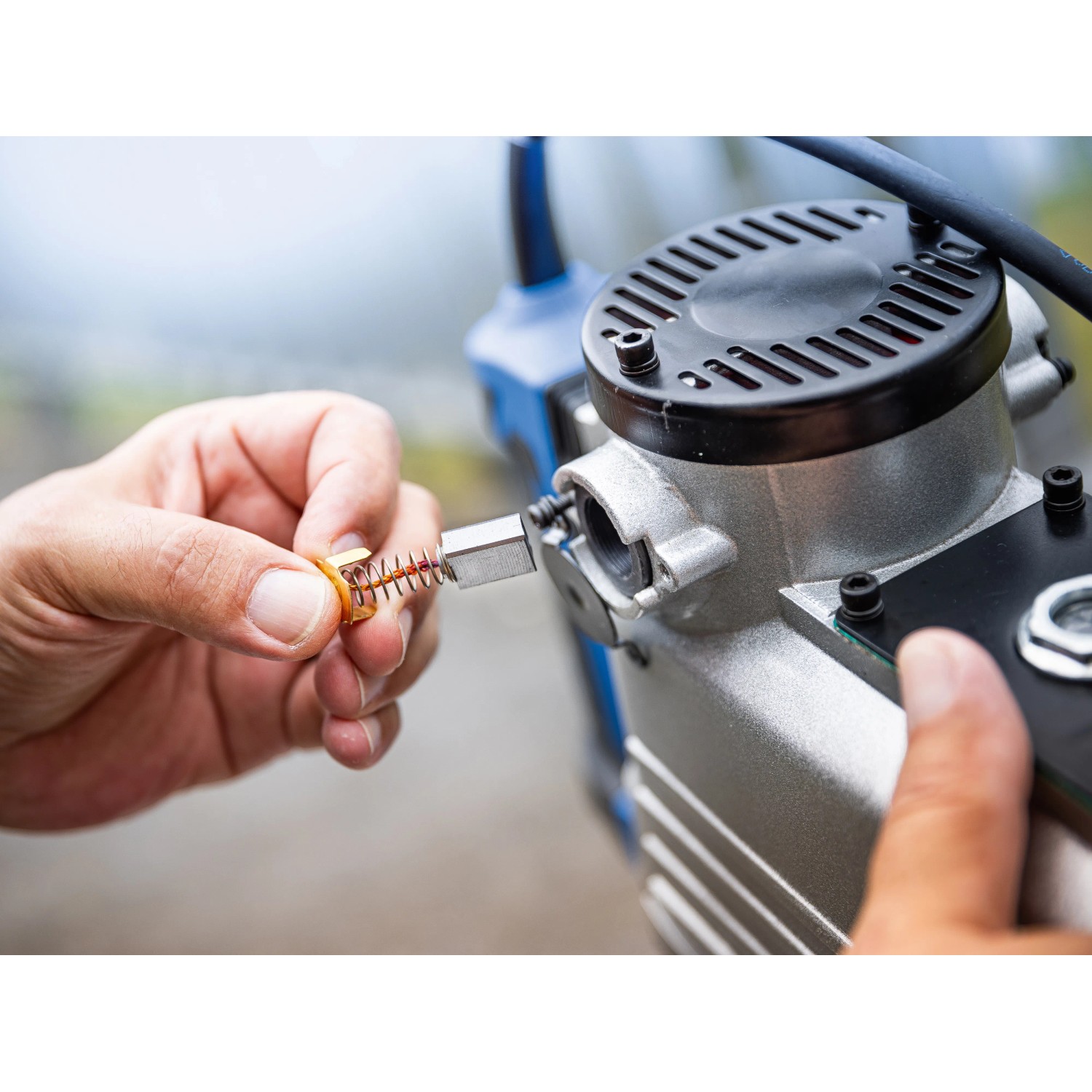 Detailaufnahme: LUX Abbruchhammer E-AHM-1700, Wartung mit Bürste.