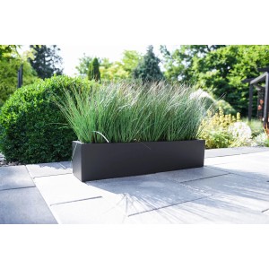 Anthrazitfarbener Vivanno Pflanzkasten Flobo 80 cm mit Bepflanzung im Garten.