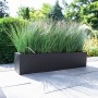 Anthrazitfarbener Vivanno Pflanzkasten Flobo 80 cm mit Bepflanzung im Garten.