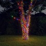 Mehrfarbige Solar-Lichterkette mit 1000 LEDs um einen Baum gewickelt.