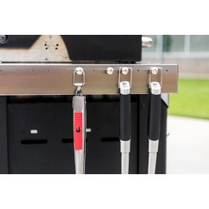 Char-Broil Gear Trax Kombi-Set: Grillbesteck und Zubehör am Grill befestigt.