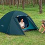 Bestway Alpine Dome Zelt für 4 Personen, dunkelblau, mit zwei Personen beim Aufbau im Grünen.