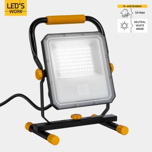 LED Arbeitsstrahler von LED's Work, 50W, 5500lm, 4000K, IP54, IK08, mit robustem, schwarzem Gestell und gelben Akzenten.