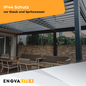 Schwarze ENOVALITE Akkutischleuchte LED auf Tisch im Außenbereich mit Lounge-Möbeln.