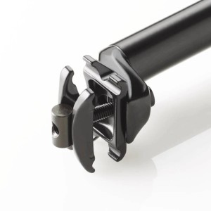 Schwarze Fischer Alu Patent Fahrrad-Sattelstütze (Ø 27,2 mm) für die Sattelmontage.