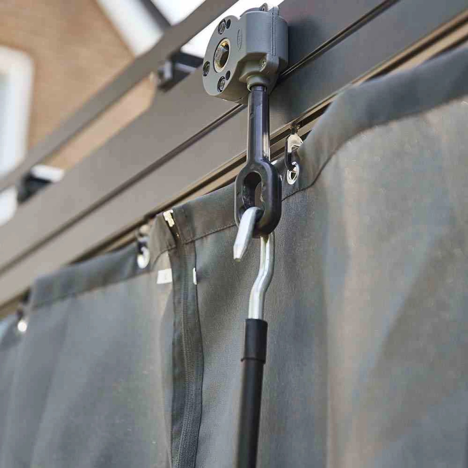 Detailaufnahme: Graues Siena Garden Moskitonetz Florenz für Pavillon mit Aufhängung.