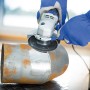 Anwendung der LUX Fiberscheibe am Winkelschleifer zum Entrosten von Metall.