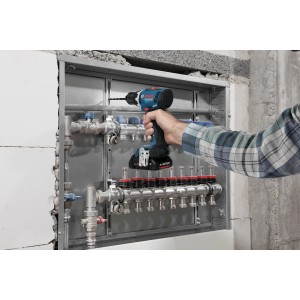 Bosch Professional Akku-Bohrschrauber GSR 18V-65 in Nutzung an einer Installation.