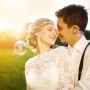 Romantisches Brautpaar im Sonnenlicht, umgeben von Seifenblasen. Perfekt für Hochzeiten und Spiel & Spaß.