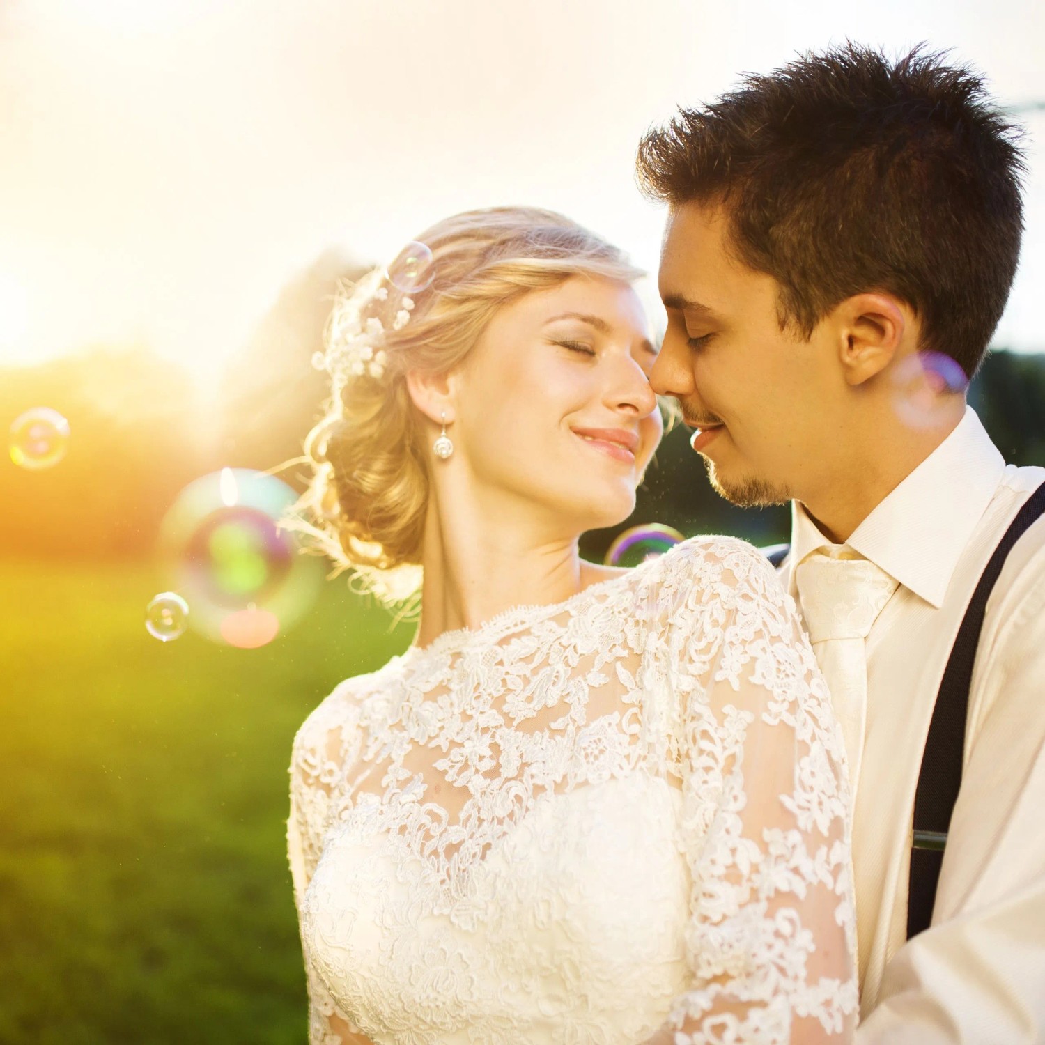 Romantisches Brautpaar im Sonnenlicht, umgeben von Seifenblasen. Perfekt für Hochzeiten und Spiel & Spaß.