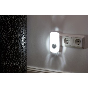 Müller-Licht LED-Nachtlicht Nox Weiß mit Sensor in Steckdose, leuchtend.