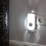 Müller-Licht LED-Nachtlicht Nox Weiß mit Sensor in Steckdose, leuchtend.
