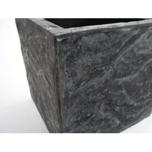 Quadratischer Pflanzkübel in Steinoptik, anthrazit-grau, aus Fiberglas, 40x40x40 cm.