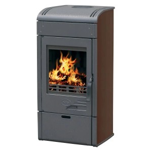 Brauner Gusskaminofen Vesta 9 kW mit Feuer im Brennraum. Kaminofen für Holz und Holzbriketts.