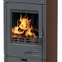 Brauner Gusskaminofen Vesta 9 kW mit Feuer im Brennraum. Kaminofen für Holz und Holzbriketts.
