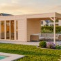 Bertilo Elementgartenhaus Cubus 3 Office Lounge aus Holz mit Terrasse und Sitzgruppe.