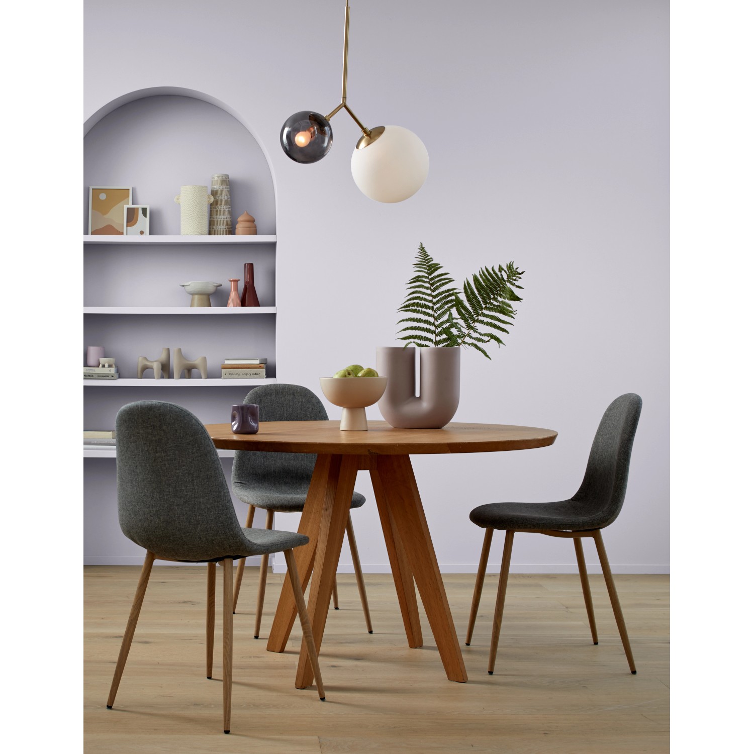 Raum mit Wandfarbe in Grauviolett von Alpina, Esstisch und Stühlen.