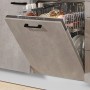 Offene Spülmaschine in pino Küchenzeile Beton Perlgrau, Teil der Einbauküche. Geschirrspüler ist mit Geschirr beladen.