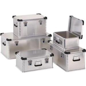 Mehrere silberne ZARGES Aluminiumboxen für Aufbewahrung & Ordnung, eine offen. Robust, mit schwarzen Ecken und Griffen.