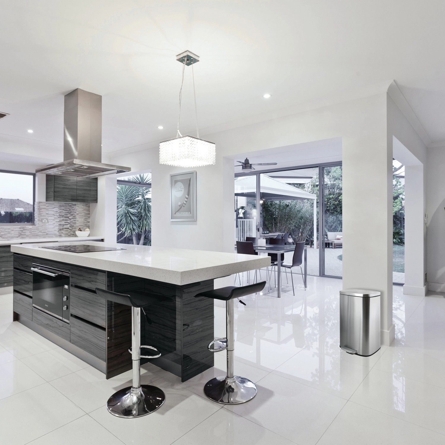 Spirella Kosmetikeimer Akira, 30 l, Edelstahl, mit Pedal in moderner Küche.