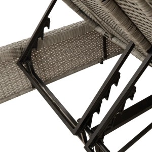Detailansicht der verstellbaren Rückenlehne der hellgrauen Doppel-Sonnenliege aus Polyrattan.