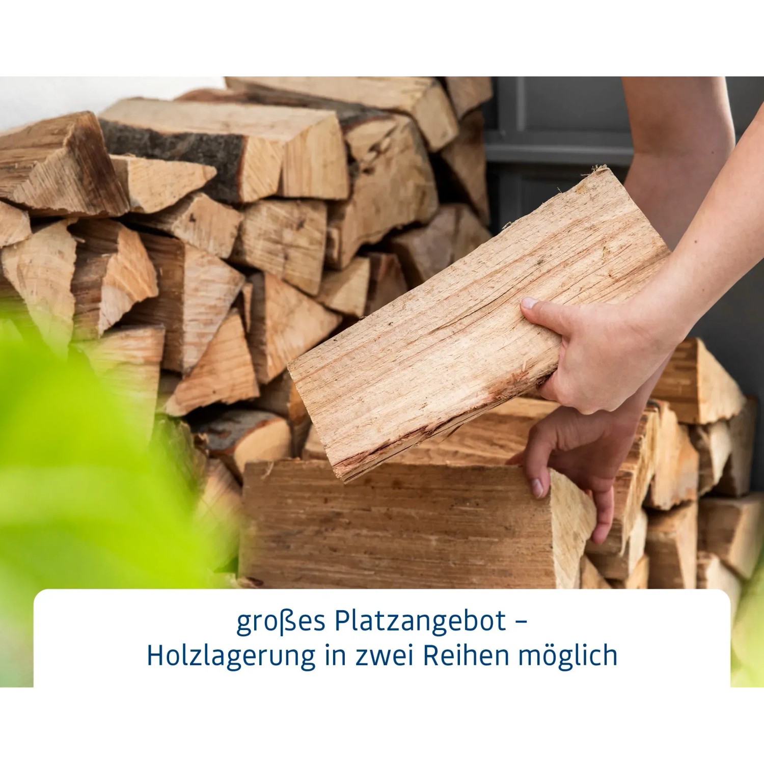 Kaminholzregal EcoStar Trend-V Typ 1 purpurrot mit Holz gefüllt.