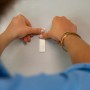 Anbringen eines Tesa Powerstrips Click-Small an einer Wand. Klebenägel für sicheren Halt.