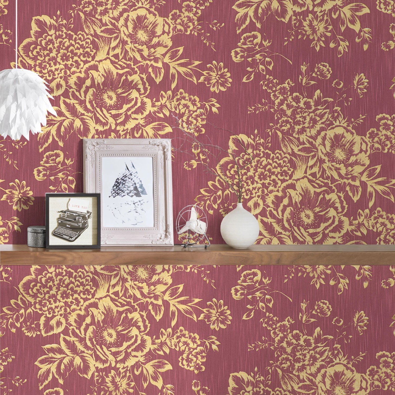 Bricoflor Vliestapete mit floralem Muster in Rot und Gold für Wohn- und Esszimmer.