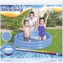 Bestway Planschbecken Classic, blau, 122x25cm, mit spielenden Kindern. Ideal für sommerlichen Badespaß.