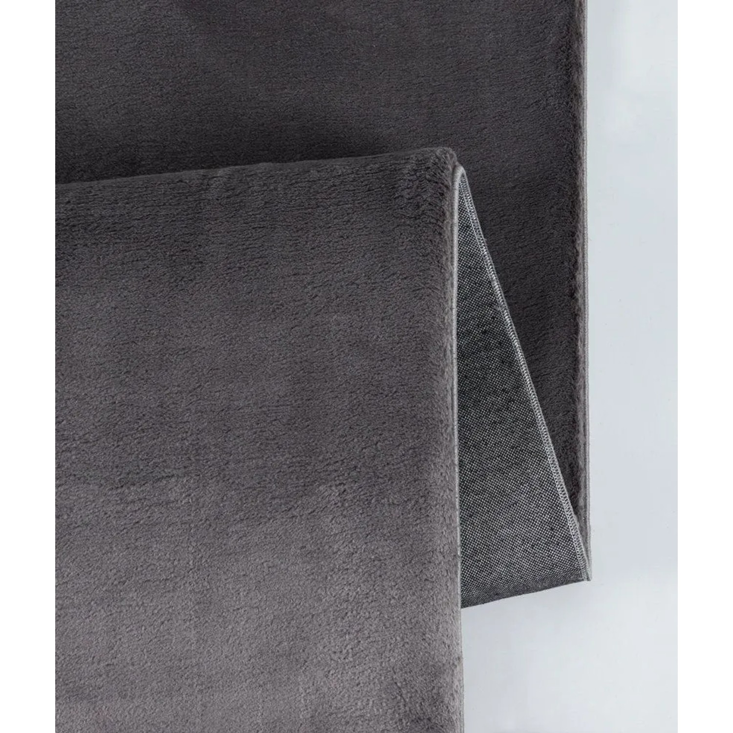Grauer Floornovo Kurzflor Teppich, 200x140 cm. Einfarbiger Teppich mit weicher Oberfläche.